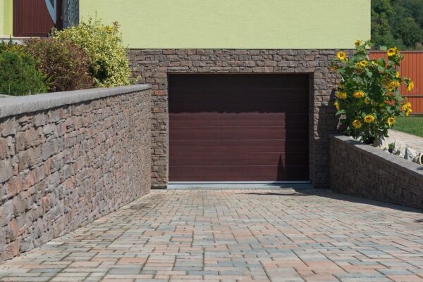 steinriemchen lodge braun fuer eine garagen einfahrt und als haus sockel verkleidung front ansicht
