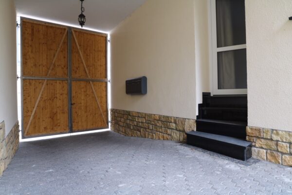 verblende calabria haus sockel verkleidung in einer einfahrt