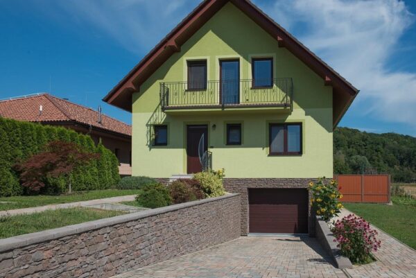 wandverblender lodge braun fuer eine garagen einfahrt und als haus sockel verkleidung front ansicht