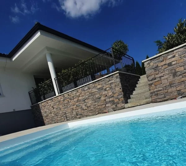 wandverblender lodge grey mit ecksteinen fuer eine pool mauer