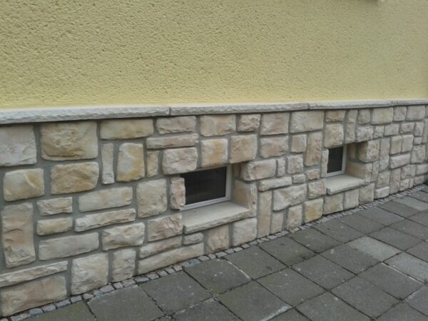 wandverblendung mit aquitaine feldstein nachbildung 170510 als haussockel mit sockelabschluss kundenprojekt