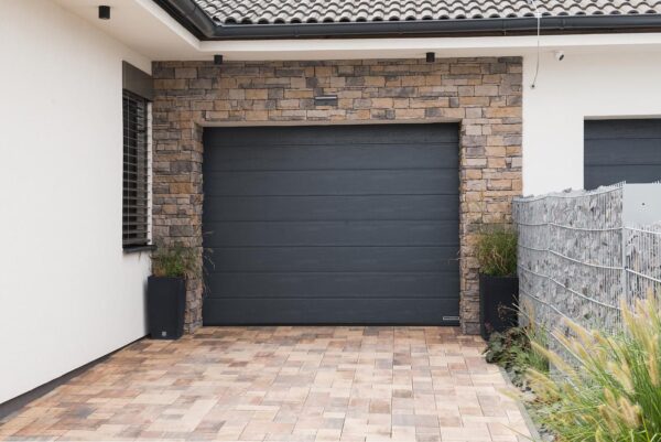wandverkleidung lodge grey mit ecksrteinen fuer ein garagentor wanddekor