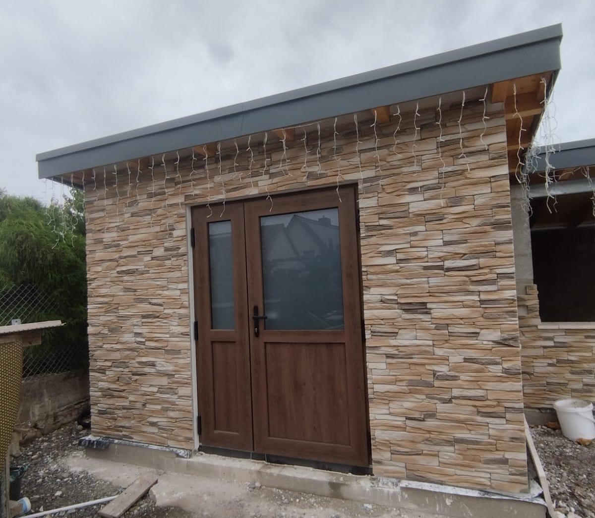 steinriemchen rustika am gartenhäuschen mediterrane fassade