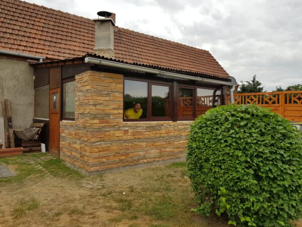 steinverblender altaia amber am hausanbau