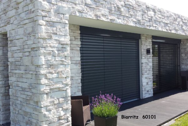 wandverblender biarritz farbe naturweiß mit grauen und braunen Nuancen 60101 mit ecken eingangsbereich am haus edel und rustikal
