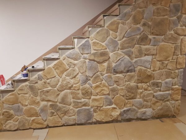 verkleidung fuer einen treppenaufang im innen bereich mit feldstein verblender orly 70401 weiss verfugt