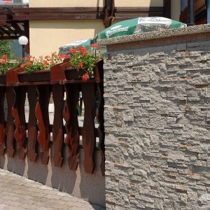 quarry stone browngrey mauerverkleidung mit blumenkasten