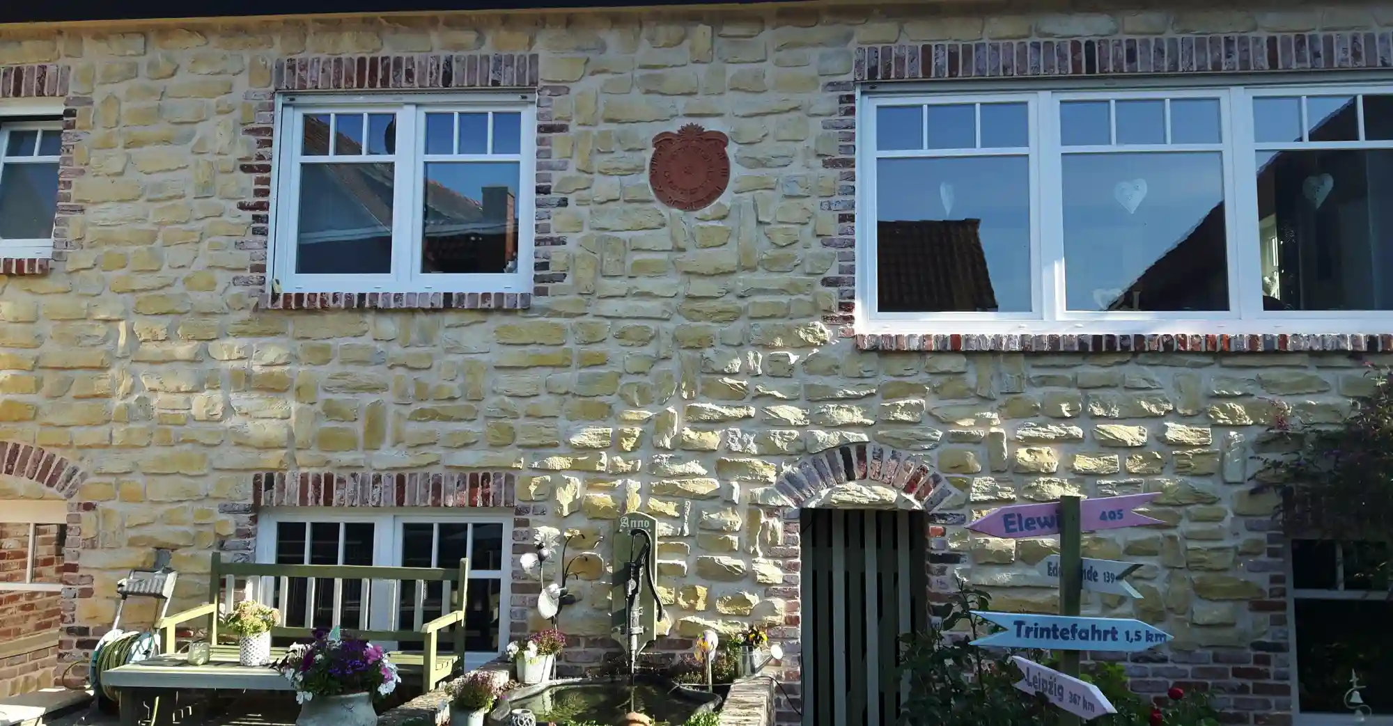 fassade wie im urlaub mit verblender limestone farbe 060 und sonnenuhr von wildstone