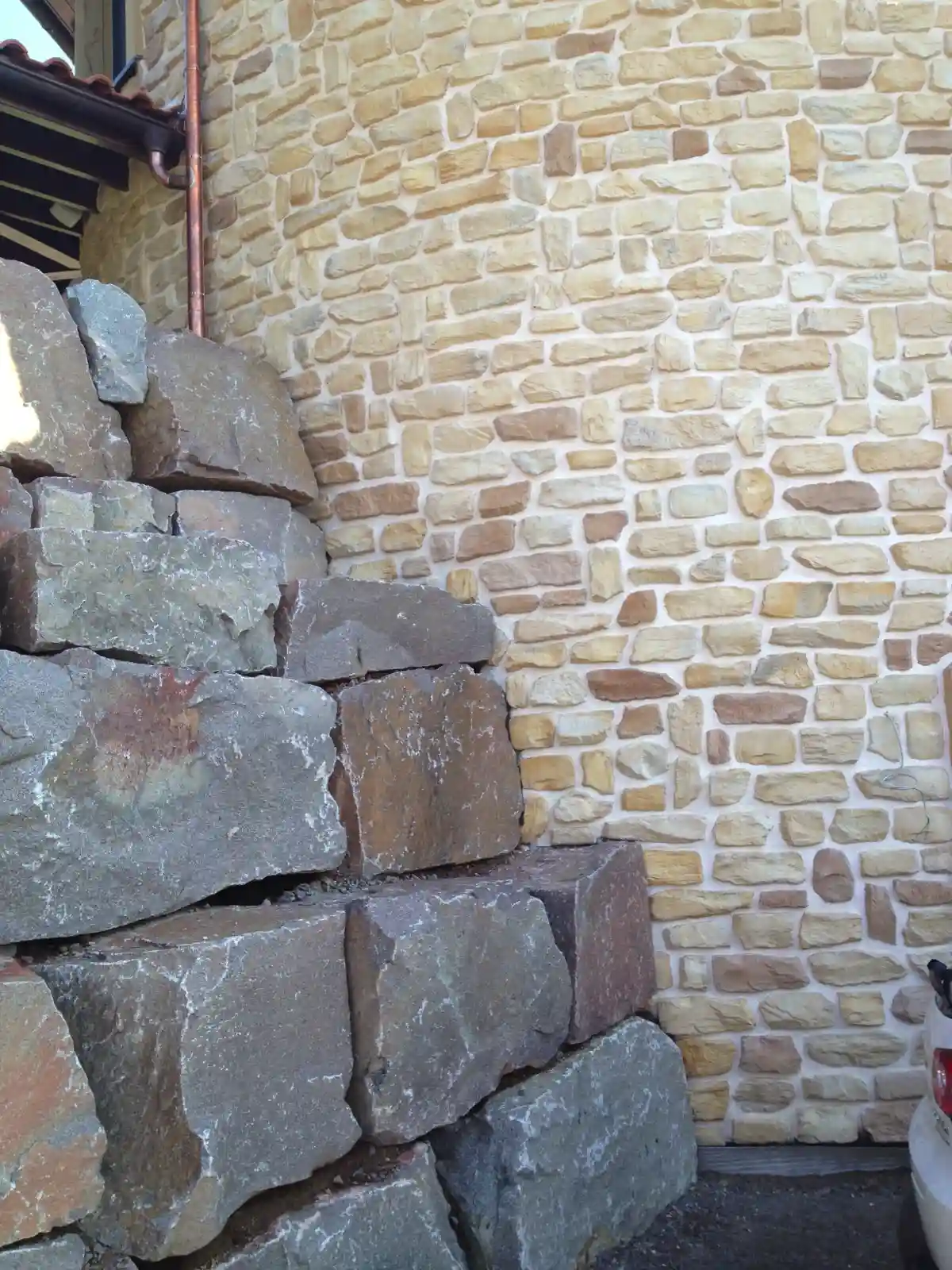 feldstein mediteran kalkstein nachbildung opuka farbe 060 aussen fassaden verkleidung fuge creme turm 2