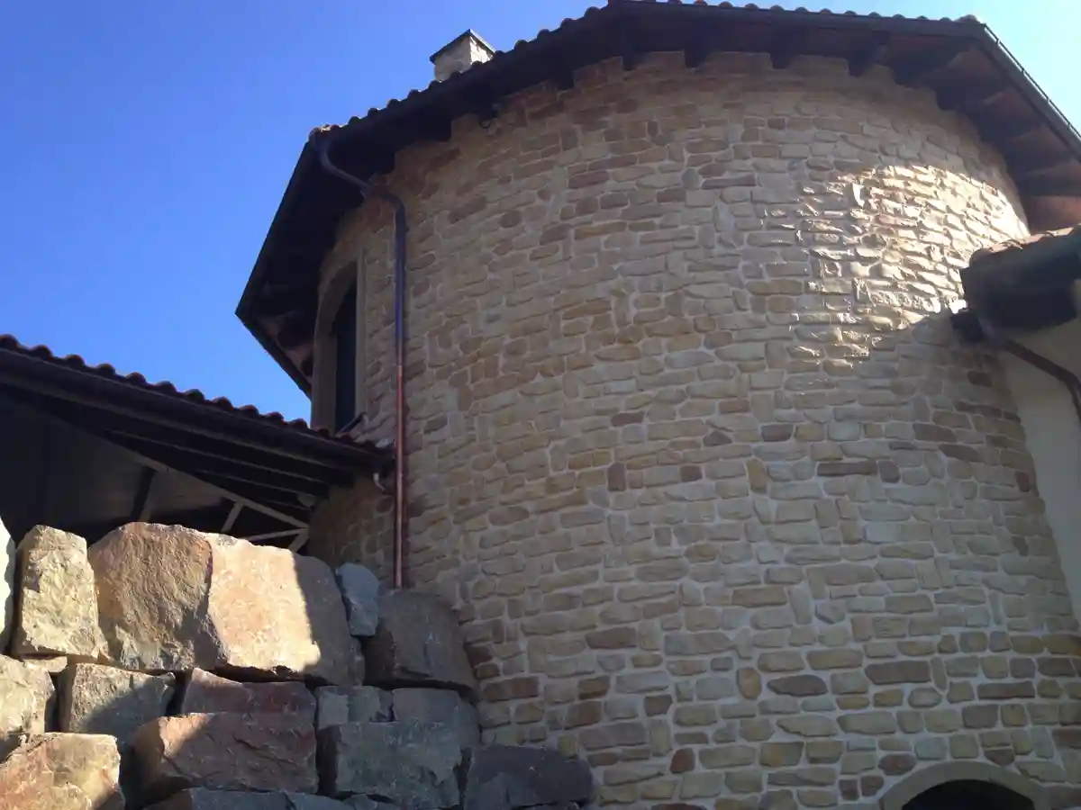 feldstein mediteran kalkstein nachbildung opuka farbe 060 aussen fassaden verkleidung fuge creme turm