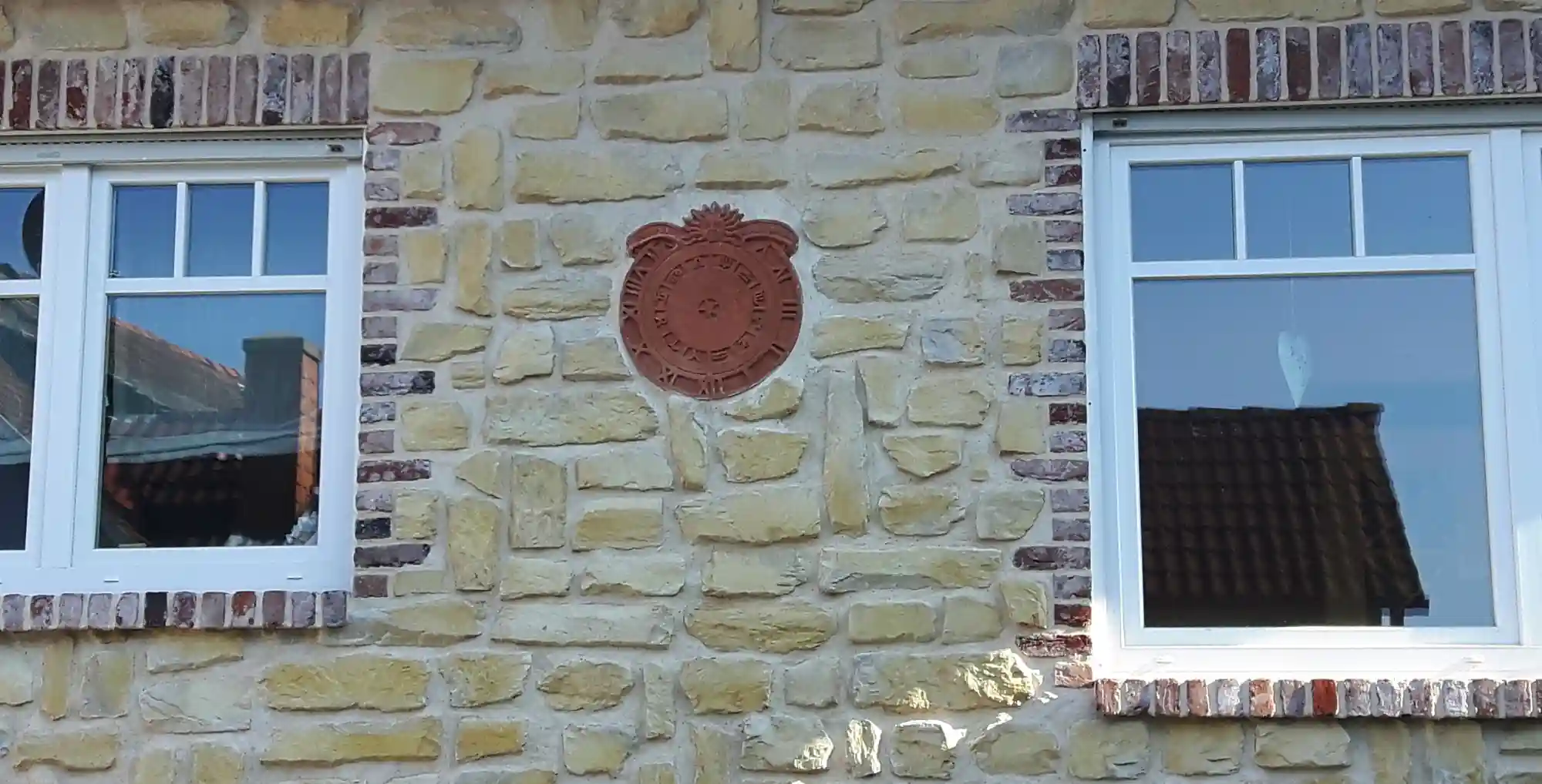 hausfassade wandverblender limestone farbe 060 mit sonnenuhr wildstone