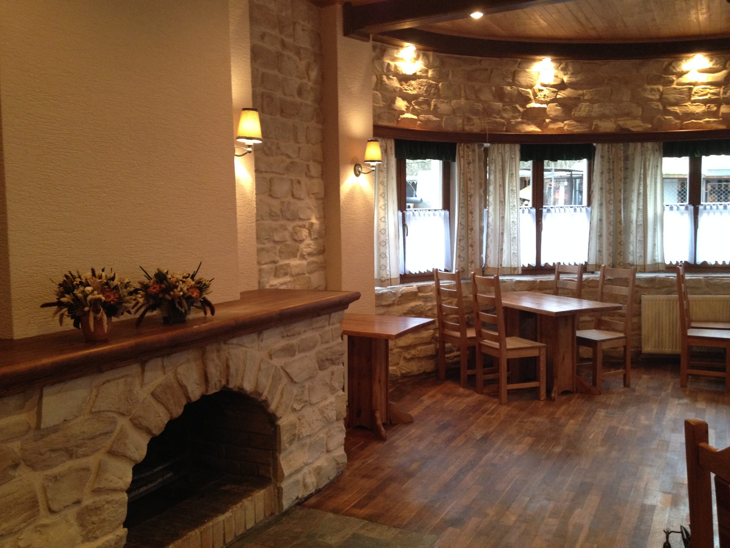 verblender mediteran kalkstein nachbildung opuka farbe 060 innen kamin restaurant wand verkleidung fuge creme