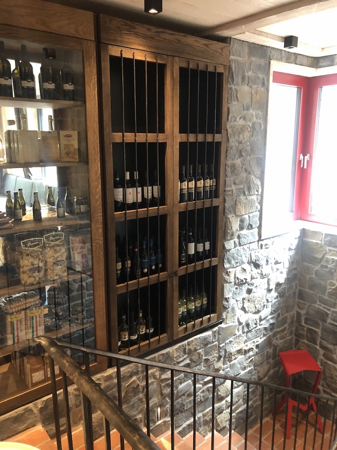 verblender mix grigio innen treppenhaus weinschrank dekor