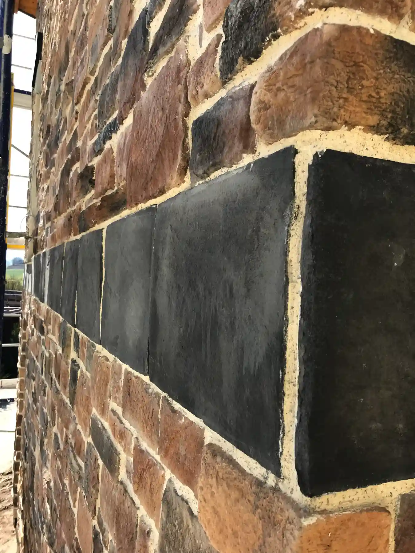 wandverblender mix colorado mit ecksteinen dekorleiste mit montanaplatten anthrazit