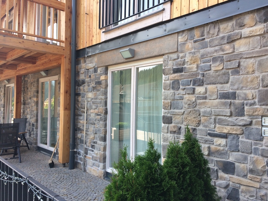 wandverblender mix grigio aussen apartmenthaus kovarna die schmiede in pec pod snezkou verkleidet