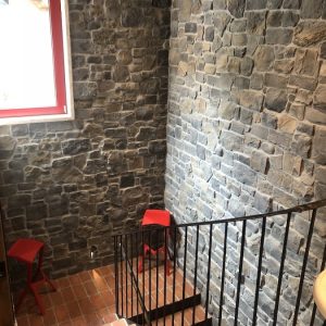 wandverblendung mix grigio im treppenhaus