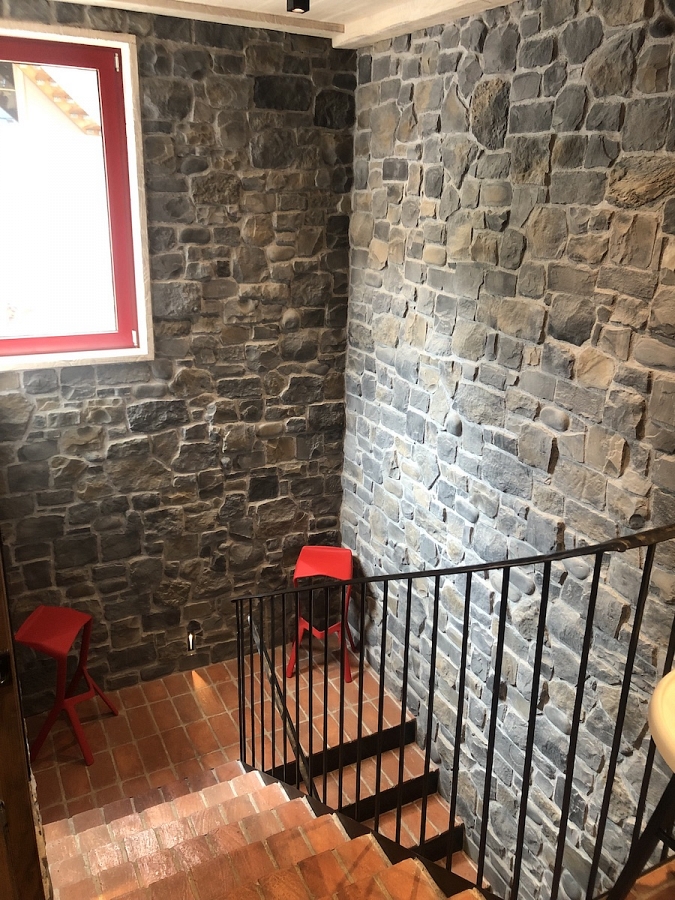 wandverblendung mix grigio im treppenhaus