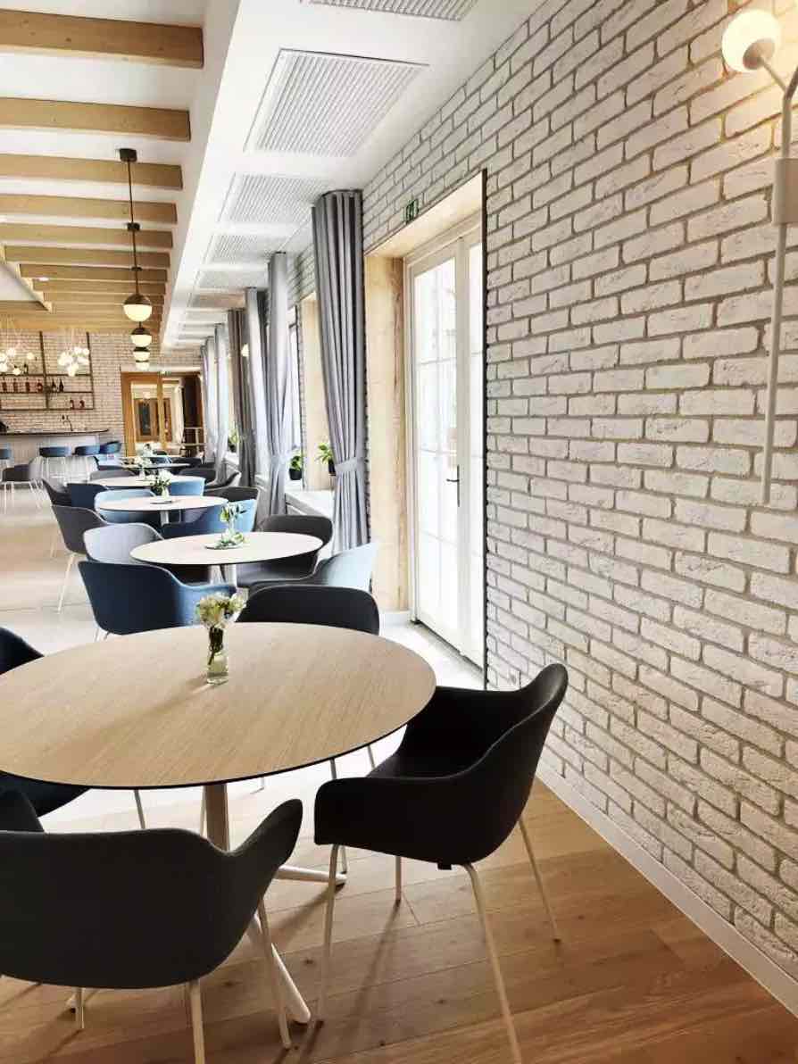 riemchen ibiza sommerliche wandgestaltung im restaurant