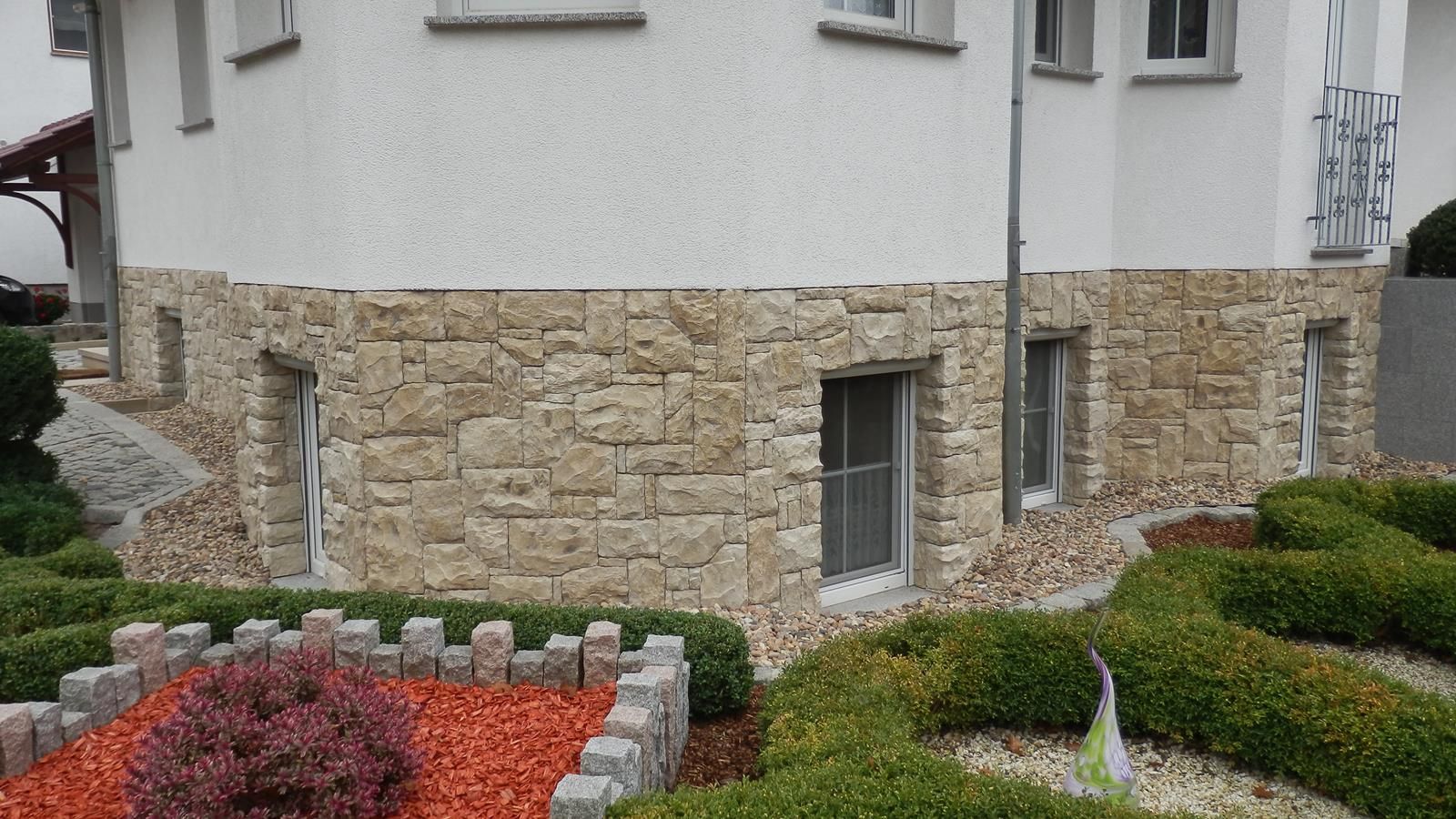 Feldstein - Nachbildung Adriatica im Farbton Marmaris Light Adriatika, eine Feldstein - Nachbildung aus Betonstein im Farbton Marmaris Light fugenlos am Haussockel verlegt.